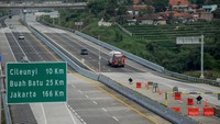 Tol Cisumdawu dibangun dengan skema Kerjasama Pemerintah dan Badan Usaha (KPBU) dengan biaya konstruksi Rp 5,5 triliun. Antara Foto/Raisan Al Farisi.