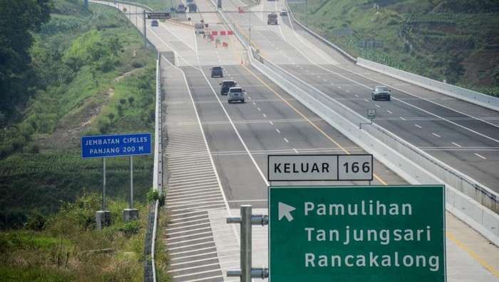 Arus Mudik di Tol Cisumdawu Terpantau Lengang Kendaraan melintas di Jalan Tol Cileunyi-Sumedang-Dawuan (Cisumdawu) di Pamulihan, Kabupaten Sumedang, Jawa Barat, Jumat (29/4/2022). Pada arus mudik H-3 Lebaran 2022, kendaraan yang menuju Sumedang di Jalan Tol Cisumdawu terpantau lengang. ANTARA FOTO/Raisan Al Farisi/nz