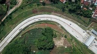 Foto udara kendaraan melintasi Gerbang Tol Pamulihan Jalan Tol Cileunyi-Sumedang-Dawuan (Cisumdawu) di Pamulihan, Kabupaten Sumedang, Jawa Barat.