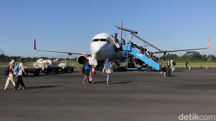 Pemudik tiba di Bandara Fatmawati Soekarno, Bengkulu, Jumat (29/4/2022).