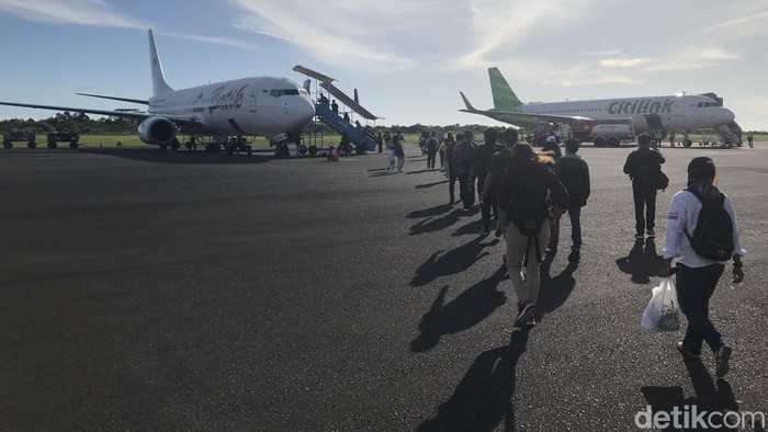 Pemudik tiba di Bandara Fatmawati Soekarno, Bengkulu, Jumat (29/4/2022).