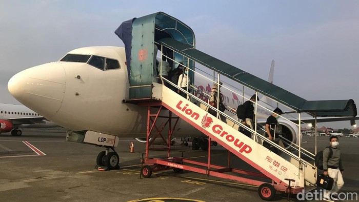 Arus Mudik Jalur Udara ke Bengkulu Melonjak Pesat Pemudik tiba di Bandara Fatmawati Soekarno, Bengkulu, Jumat (29/4/2022).