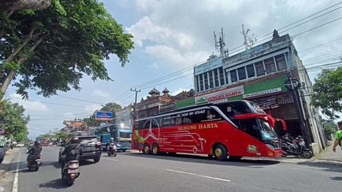Aktivitas angkut pemudik di depan kantor PO Gunung Harta.