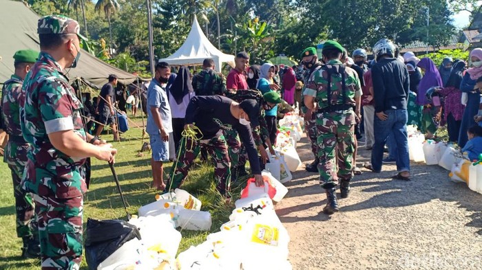 Bazar 20 ribu liter minyak goreng diserbu warga di Polman (detikcom/Abdy Febriady)