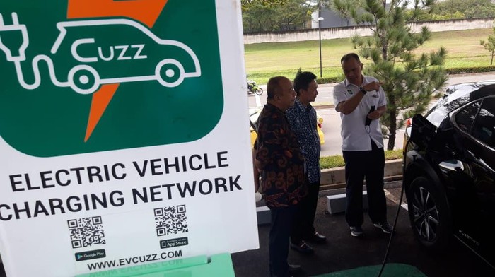 BCA Hadirkan Stasiun Pengisian Kendaraan Listrik Umum (SPKLU)* - Seremoni peresmian SPKLU dihadiri oleh Komisaris BCA Cyrillus Harinowo (kiri), Direktur BCA Frengky Chandra Kusuma (tengah) dan CEO EVCuzz Rachman Elly (kanan) pada Kamis (28/04) di Wisma BCA Foresta, BSD. Pada seremoni dilakukan juga demo pengisian energi listrik pada mobil listrik. Fasilitas SPKLU yang dihadirkan BCA dapat dimanfaatkan oleh seluruh masyarakat yang berada di sekitar Wisma BCA Foresta karena beroperasi selama 24 jam dalam 7 hari. Untuk melakukan pengisian daya, pengendara dapat melakukan dengan self-service dan pastikan telah terhubung dengan aplikasi EVCuzz yang dapat diunduh di Google Play dan App Store. Kehadiran SPKLU di area Wisma BCA Foresta sejalan dengan upaya perusahaan dalam mempercepat realisasi tujuan Pembangunan Berkelanjutan (Sustainable Development Goals/SDGs).