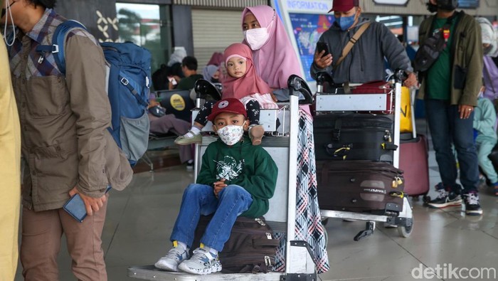 Suasana Terminal 1 Bandara Soekarno Hatta Pagi Ini yang dipadati oleh penumpang, Tangerang, Jumat (29/4/2022).