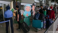 Beberapa petugas gabungan seperti dari Avsec, AP2 dan lainnya, membantu mengarahkan calon penumpang, agar tidak keluar dari jalur antrian.