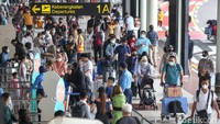 Suasana Terminal 1 Bandara Soekarno Hatta Pagi Ini yang dipadati oleh penumpang, Tangerang, Jumat (29/4/2022).