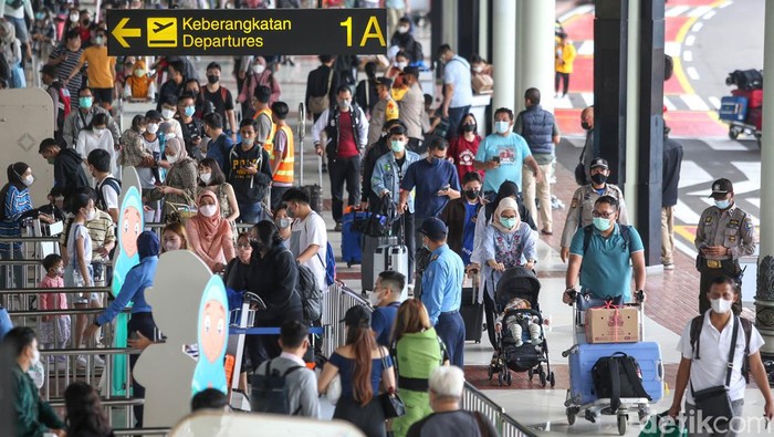 Begini Suasana Terminal 1 Bandara Soekarno Hatta Saat H-3 Lebaran Suasana Terminal 1 Bandara Soekarno Hatta Pagi Ini yang dipadati oleh penumpang, Tangerang, Jumat (29/4/2022).