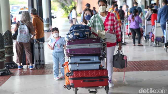 Begini Suasana Terminal 1 Bandara Soekarno Hatta Saat H-3 Lebaran Suasana Terminal 1 Bandara Soekarno Hatta Pagi Ini yang dipadati oleh penumpang, Tangerang, Jumat (29/4/2022).