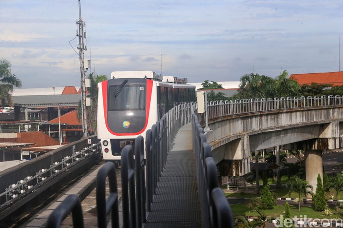 Sejumlah calon pemudik menggunakan moda transportasi Kereta Layang atau Skytrain di kawasan Bandara Soekarno Hatta, Tangerang, Banten, Jumat (29/4/2022).