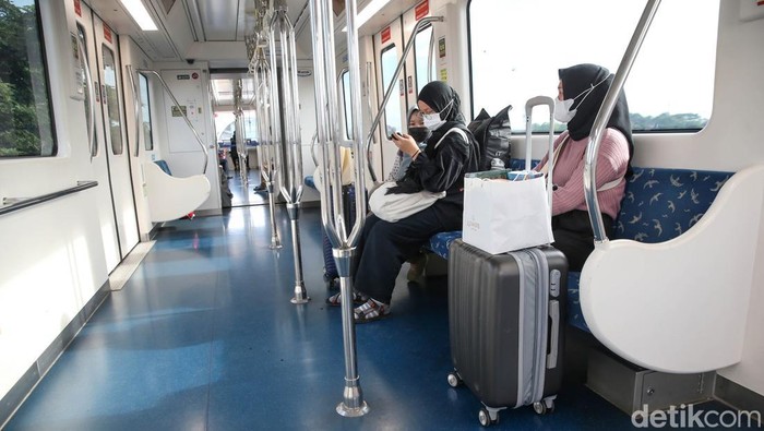 Beroperasi Lagi, Skytrain Bandara Soetta Siap Bantu Pemudik Sejumlah calon pemudik menggunakan moda transportasi Kereta Layang atau Skytrain di kawasan Bandara Soekarno Hatta, Tangerang, Banten, Jumat (29/4/2022).