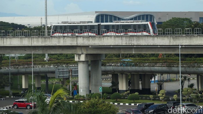 Sejumlah calon pemudik menggunakan moda transportasi Kereta Layang atau Skytrain di kawasan Bandara Soekarno Hatta, Tangerang, Banten, Jumat (29/4/2022).