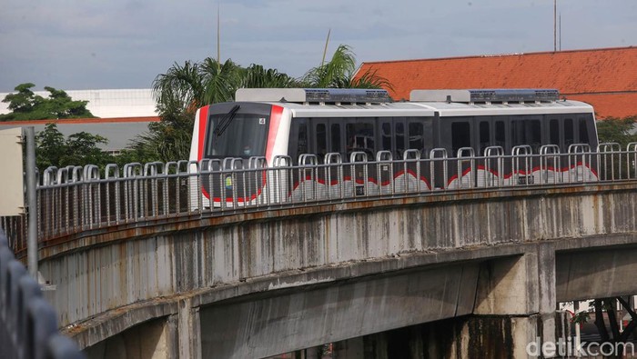 Beroperasi Lagi, Skytrain Bandara Soetta Siap Bantu Pemudik Sejumlah calon pemudik menggunakan moda transportasi Kereta Layang atau Skytrain di kawasan Bandara Soekarno Hatta, Tangerang, Banten, Jumat (29/4/2022).