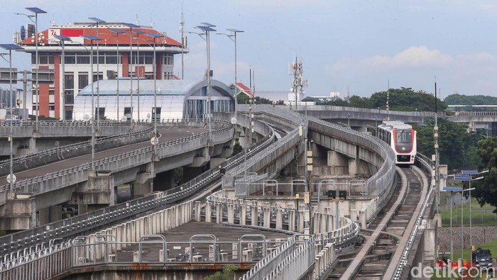 Sejumlah calon pemudik menggunakan moda transportasi Kereta Layang atau Skytrain di kawasan Bandara Soekarno Hatta, Tangerang, Banten, Jumat (29/4/2022).