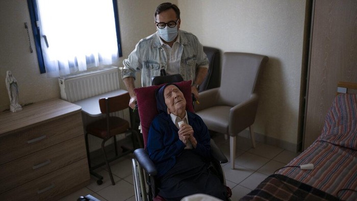 Berusia 118 Tahun, Biarawati Ini Jadi Orang Tertua di Dunia Sister Andre poses for a portrait at the Sainte Catherine Laboure care home in Toulon, southern France, Wednesday, April 27, 2022. With the death of Kane Tanaka at age 119, the world's oldest human is now Lucile Randon, a French nun known as Sister Andre, aged 118, according to the The Gerontology Research Group. (AP Photo/Daniel Cole)