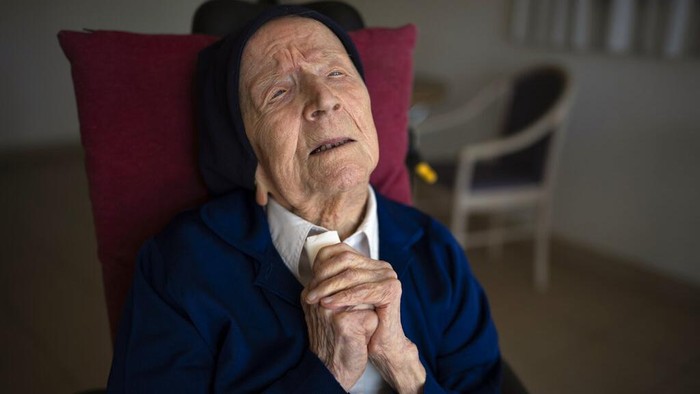 Berusia 118 Tahun, Biarawati Ini Jadi Orang Tertua di Dunia Sister Andre poses for a portrait at the Sainte Catherine Laboure care home in Toulon, southern France, Wednesday, April 27, 2022. With the death of Kane Tanaka at age 119, the world's oldest human is now Lucile Randon, a French nun known as Sister Andre, aged 118, according to the The Gerontology Research Group. (AP Photo/Daniel Cole)