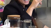 Billy Syahputra juga sering membagikan momen makan bareng teman-temannya. Ia tampak akrab dengan sejumlah rekan artis. Foto: Instagram @billysky.fc