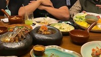 Momen lain Billy Syahputra makan bareng sejumlah kru program televisi. Aneka makanan khas Indonesia mereka santap bersama. Foto: Instagram @billysky.fc
