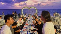 Saat pergi berlibur dengan teman-temannya, Billy juga membagikan momen kebersamaan dengan teman-teman. Billy tampak menikmati makan malam di pinggir pantai. Foto: Instagram @billysky.fc