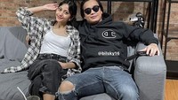 Bersama seorang teman wanita, Billy tampak santai sambil menikmati secangkir kopi hangat yang nikmat. Foto: Instagram @billysky.fc