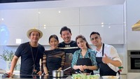 Billy Syahputra bersama Raffi Ahmad dan Nagita Slavina pernah syuting bersama. Mereka membuat kreasi mie goreng. Foto: Instagram @billysky.fc
