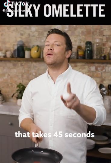 Cara bikin omelet super lembut ala Jamie Oliver