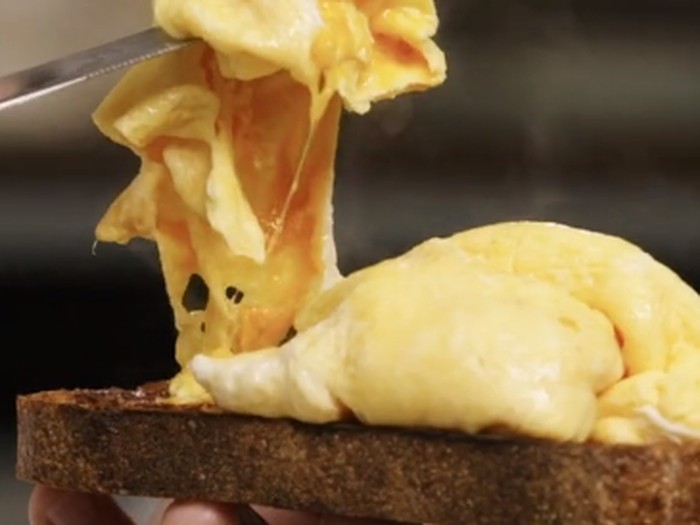 Cara bikin omelet super lembut ala Jamie Oliver