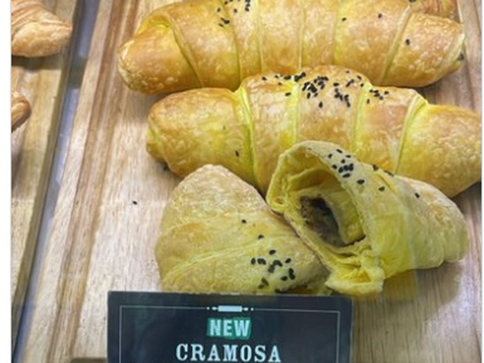 Cramosa, paduan croissant dan samosa