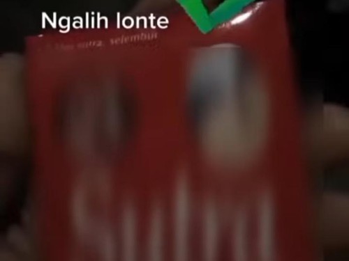 Cuplikan video tiktok pamer kondom di pura yang viral