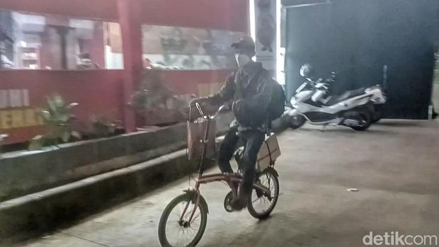 Dedi Sukmadi saat beristirahat di Pos Terpadu Cileunyi.