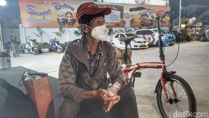Dedi Sukmadi saat beristirahat di Pos Terpadu Cileunyi.