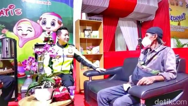 Dedi Sukmadi saat beristirahat di Pos Terpadu Cileunyi.