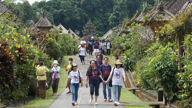 Wisatawan domestik dan mancanegara padati kawasan Desa Wisata Penglipuran, Bangli, Bali, Kamis (28/4/2022).