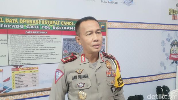 Dirgakkum Korlantas Polri Brigjen Aan Suhanan, saat mengunjungi GT Kalikangkung, Semarang, Jumat (29/4/2022) malam.