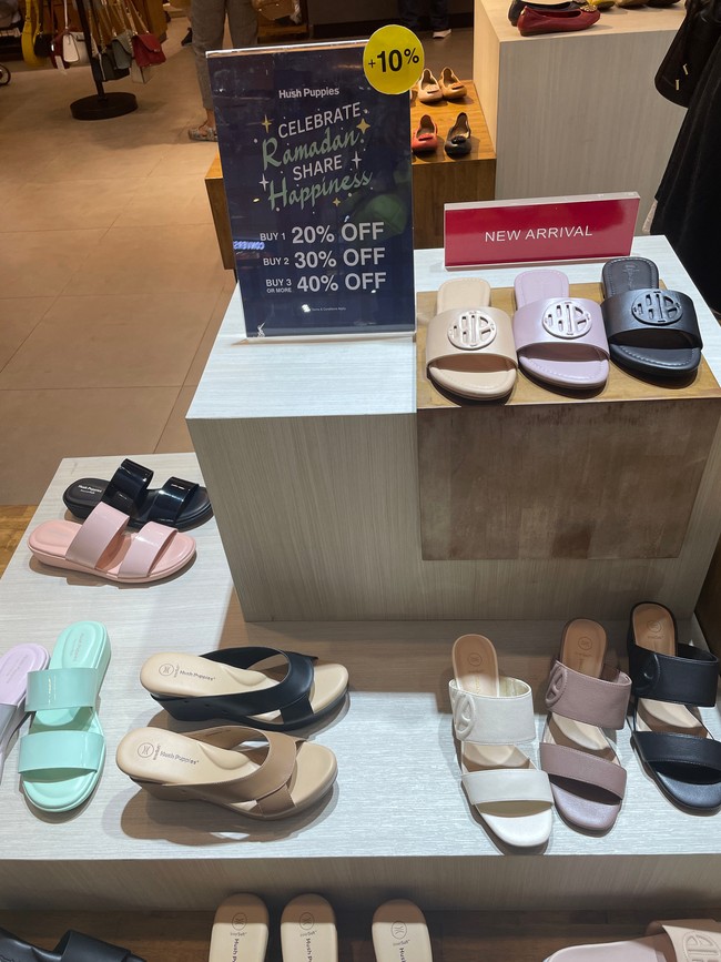 Ingin mencari opsi alas kaki untuk bepergian? Pilihan menariknya bisa ditemui di Hush Puppies. Brand itu juga menawarkan diskon yang beragam. Foto: Rahmi Anjani/Wolipop