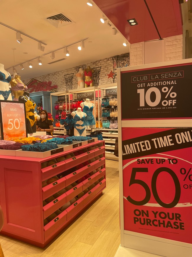 Sedangkan kamu yang mencari pakaian dalam, La Senza pun menggelar sale hingga 50%.Foto: Rahmi Anjani/Wolipop