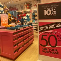 Sedangkan kamu yang mencari pakaian dalam, La Senza pun menggelar sale hingga 50%.Foto: Rahmi Anjani/Wolipop