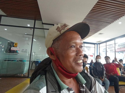 Dono (55) salah satu pemudik yang ditemui di Terminal Mengwi, Badung menceritakan moment bahagianya bisa mudik tahun ini