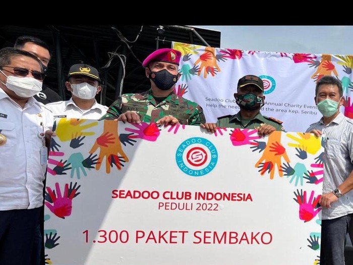 Edy Effendi berbagi dengan sesama.