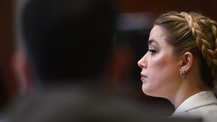Ekspresi Wajah Amber Heard di Persidangan Johnny Depp Actress Amber Heard appears in the courtroom during a hearing at the Fairfax County Circuit Court in Fairfax, Va., Tuesday April 19, 2022. Actor Johnny Depp sued his ex-wife Heard for libel in Fairfax County Circuit Court after she wrote an op-ed piece in The Washington Post in 2018 referring to herself as a
