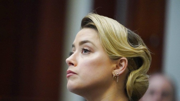 Ekspresi Wajah Amber Heard di Persidangan Johnny Depp Actress Amber Heard appears in the courtroom during a hearing at the Fairfax County Circuit Court in Fairfax, Va., Tuesday April 19, 2022. Actor Johnny Depp sued his ex-wife Heard for libel in Fairfax County Circuit Court after she wrote an op-ed piece in The Washington Post in 2018 referring to herself as a public figure representing domestic abuse. (Jim Watson/Pool Photo via AP)