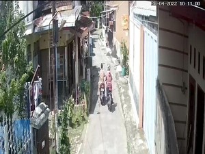 Emak-emak di Kudus Dijambret Pemotor Misterius Terekam CCTV