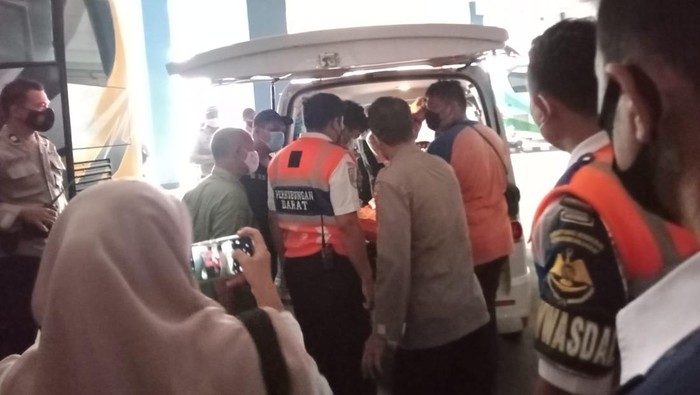 Evakuasi pemudik meninggal dalam bus di Terminal Tirtonadi, Jumat (29/4/2022).