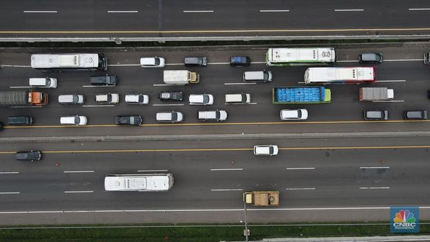 Foto udara kendaraan sejumlah kendaraan mengalami kemacetan di Jalan Tol Jakarta Cikampek KM 47, Jumat (29/4/2022). (CNBC Indonesia/Andrean Kristianto)