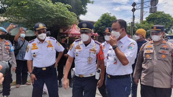 Gubernur DKI Jakarta Anies Baswedan (kedua dari kanan) saat mengunjungi Terminal Kalideres, Jakarta Barat, Jumat (29/4/2022). (ANTARA/Arnidhya Nur Zhafira)
