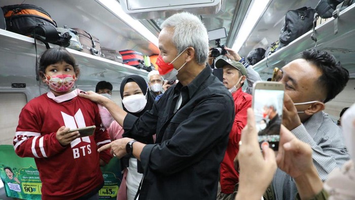 Gubernur Jateng Ganjar Pranowo mudik naik kereta ke Semarang, Jumat (29/4/2022).