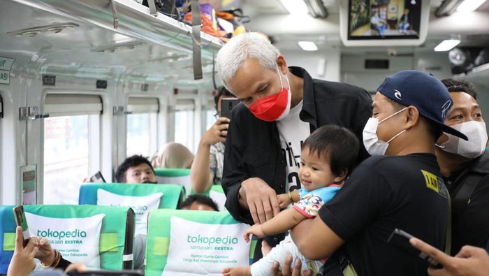 Gubernur Jateng Ganjar Pranowo mudik naik kereta ke Semarang, Jumat (29/4/2022).