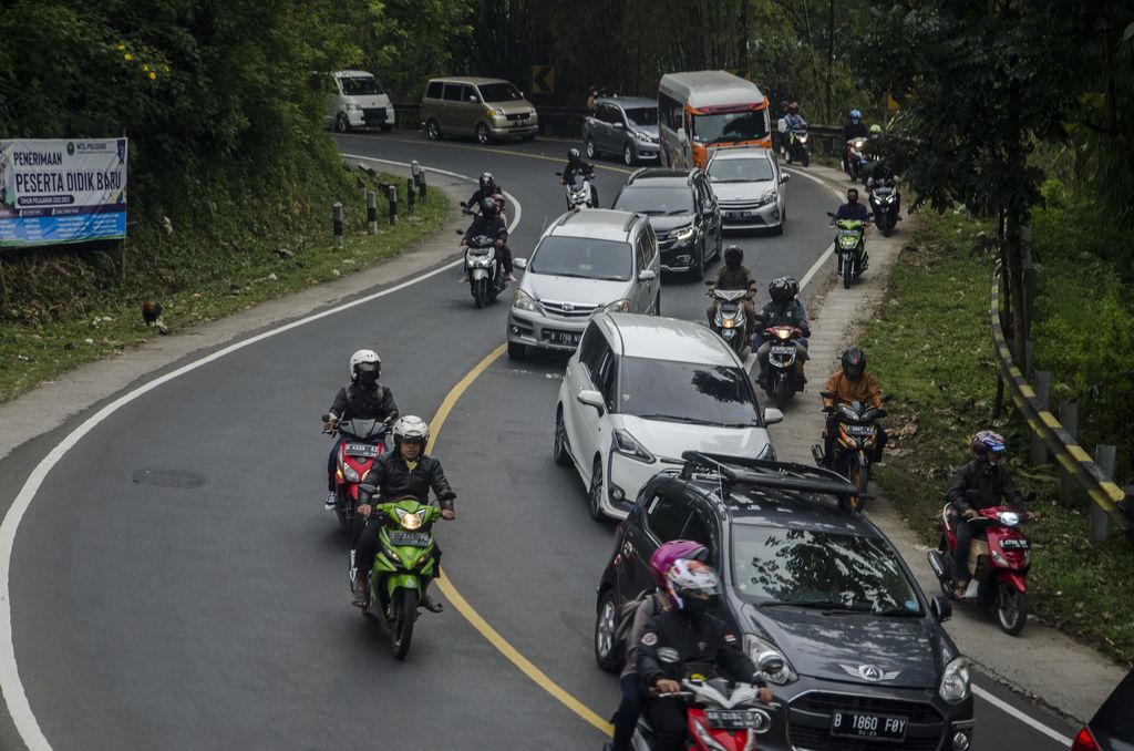 Suasana antrean kendaraan saat melintas di jalan raya Limbangan, Kabupaten Garut, Jawa Barat, Jumat (29/4/2022). Kepolisian Resor Garut memberlakukan sistem satu arah (one way) selama 15 menit hingga sejam saat terjadi kepadatan kendaraan arus mudik yang melintas di jalur nasional Jawa Barat selatan lintas Limbangan-Malangbong, Kabupaten Garut menuju Jawa Tengah. ANTARA FOTO/Novrian Arbi/nz