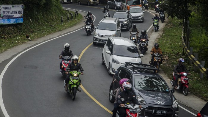 H-3 Lebaran, Lalu Lintas di Jalur Nagreg-Limbangan Terpantau Padat Suasana antrean kendaraan saat melintas di jalan raya Limbangan, Kabupaten Garut, Jawa Barat, Jumat (29/4/2022). Kepolisian Resor Garut memberlakukan sistem satu arah (one way) selama 15 menit hingga sejam saat terjadi kepadatan kendaraan arus mudik yang melintas di jalur nasional Jawa Barat selatan lintas Limbangan-Malangbong, Kabupaten Garut menuju Jawa Tengah. ANTARA FOTO/Novrian Arbi/nz